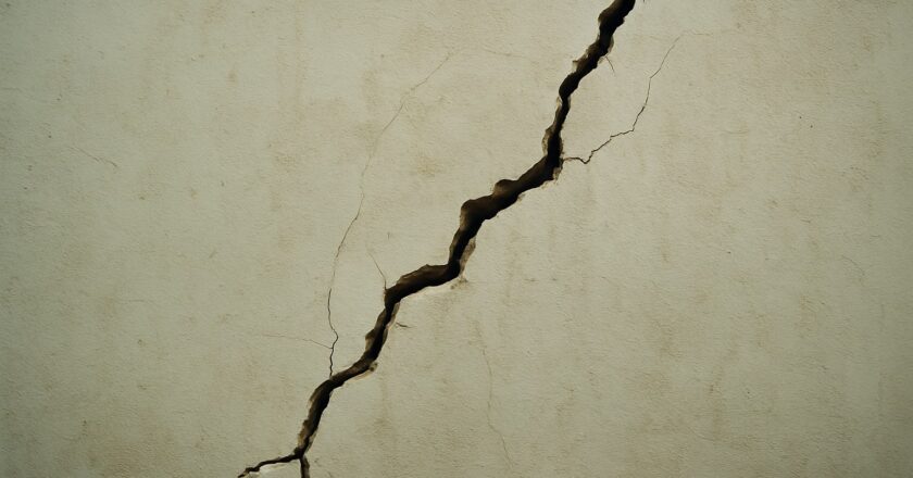 Scheuren in muur: oorzaken, oplossingen en wat je écht moet weten